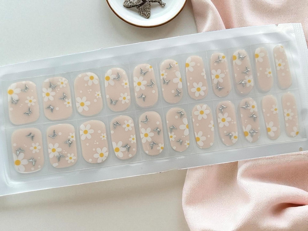 Flutter and Bloom Nail Polish Strips: Daisy Gel Nail Stickers