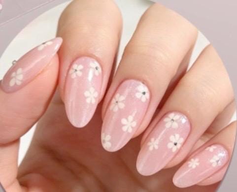 Delicate Daisy Gel Nail Polish Strips: No UV Light Needed.  Non-toxic easy to apply.