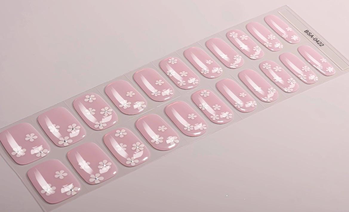 Delicate Daisy Gel Nail Polish Strips: No UV Light Needed.  Non-toxic easy to apply.
